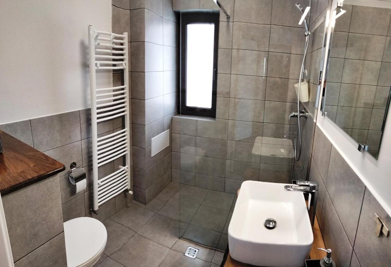 לינה וארוחת בוקר Surdesti  Casa Comilor מראה חיצוני תמונה