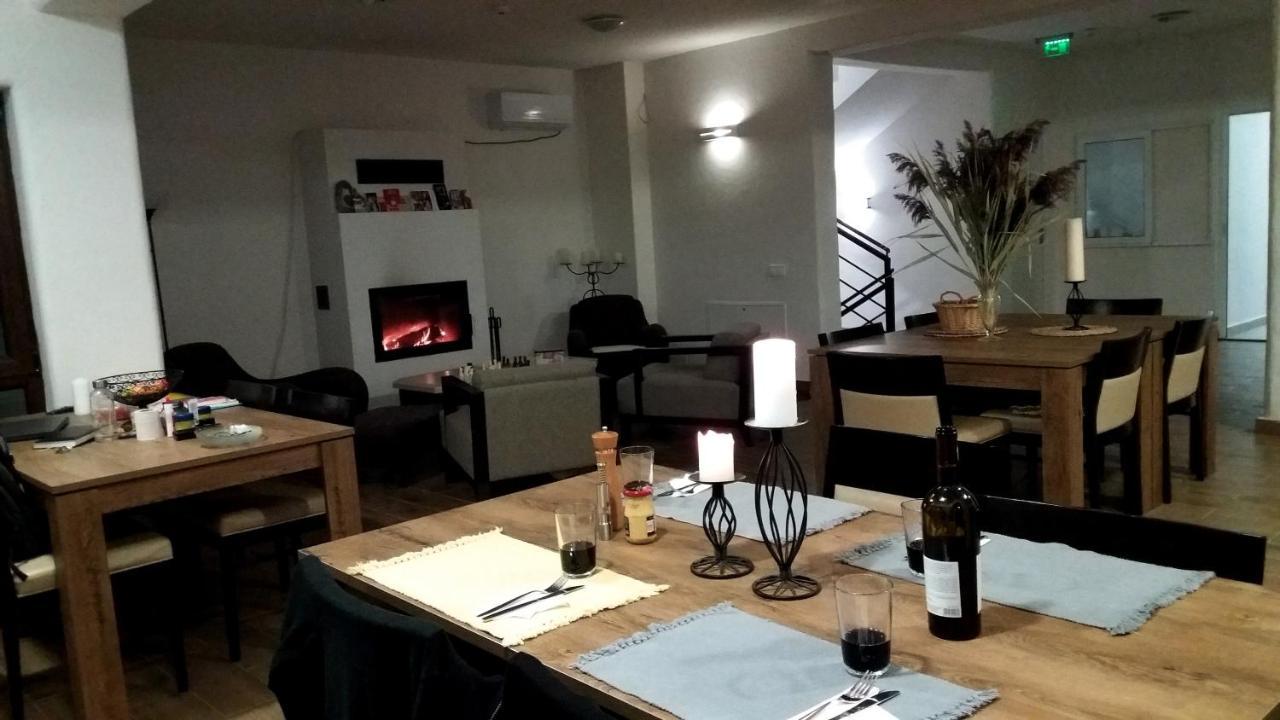 לינה וארוחת בוקר Surdesti  Casa Comilor מראה חיצוני תמונה