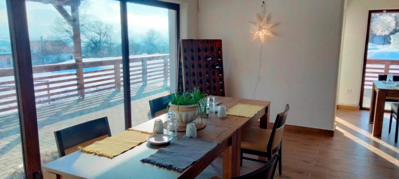 לינה וארוחת בוקר Surdesti  Casa Comilor מראה חיצוני תמונה