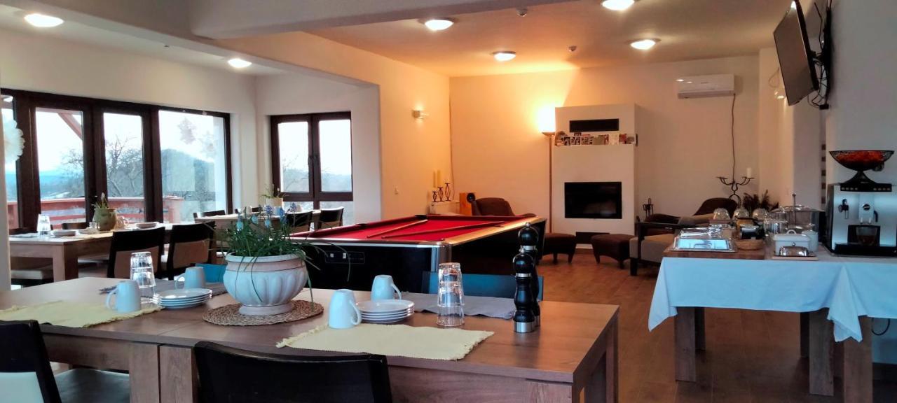 לינה וארוחת בוקר Surdesti  Casa Comilor מראה חיצוני תמונה